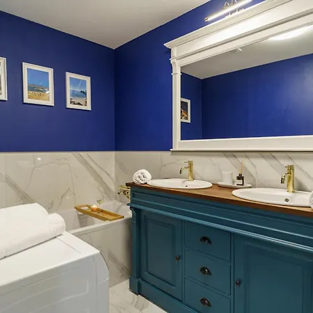 25 Courtyard * Galanta