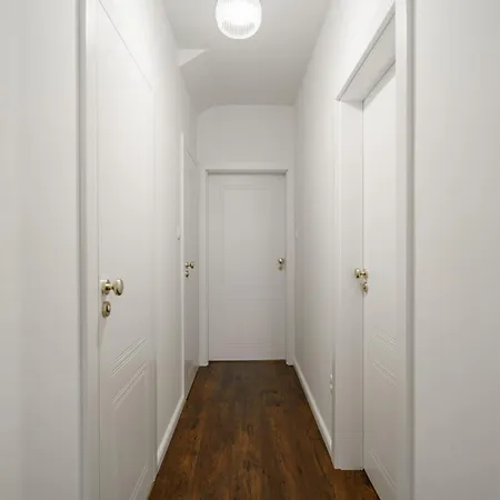 25 Courtyard Galanta
