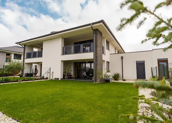 25 Courtyard غالنتا